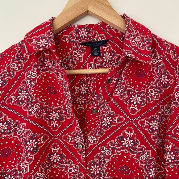 TOMMY HILFIGER RED/WHITE/NAVY PAISLEY PRINT 100% RAYON BUTTON DOWN TOP, SMALL - Picture 4 of 10